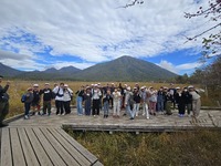 男体山をバックに笑顔です