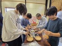 焼き立てに醤油をぬります