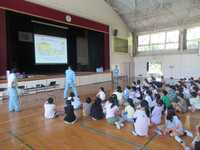 スクリーンを見ながら学習中です