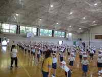 学年の先生たちも分担して声をかけます