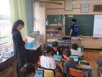 担任の先生の授業を見て勉強します