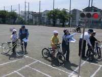 「信号よし」で横断歩道を渡ります