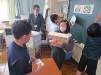 1億円の札束は重いです(後ろは講師の岩崎さん)