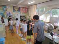 高嶋先生の前で「アッカン(ベー)」をします
