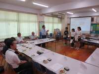 委員の皆様と議論をする児童会のメンバー