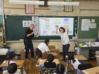 ボランティアの子と一緒にゲームのお手本を見せます