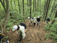 きつい山道も声をかけあって登ります