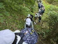 急な上り坂を登っていきます