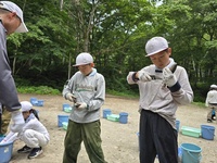 魚をさばいています