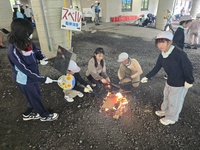 協力して火おこしをしました