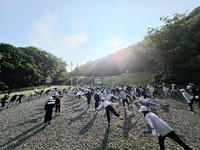 太陽の光をあびて体操です