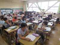 中山先生の話を真剣に聞いています