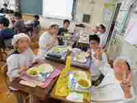給食は笑顔の時間ですね(6年生)