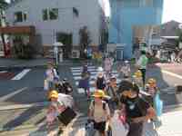 夏休みの宿題を手に登校です