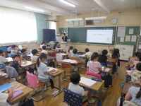 朝会後は担任の先生が価値づけをします