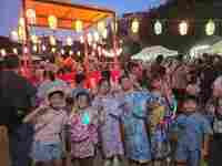 盆踊り大会を楽しんでします