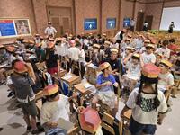 パイの実帽子をかぶって「おかしの学校」に入学です