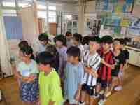 緊張しながら順番を待つ3年生