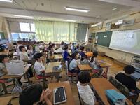 朝会を視聴しています(3年生)