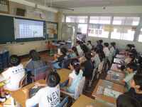 朝会を視聴する4年生
