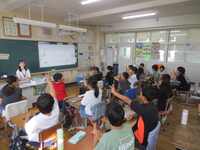 校長先生クイズに答える5年生