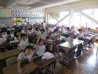 校長先生クイズに答える3年生