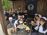 お昼ごはんを仲良くいただいています