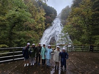ゴールの湯滝で記念撮影