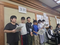 食事は食事係が取り仕切ります