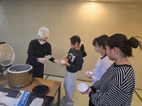 ご飯がおいしいのでおかわりに行列