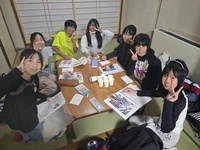 葉書に思い出を書いています