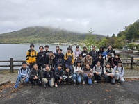 男体山を背景に記念撮影
