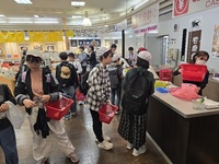 かごにお土産を入れて会計です