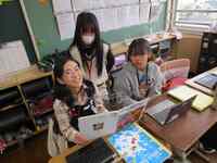 本で調べています