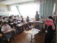 大型模型を使って歯みがきの勉強です