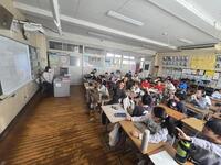 クイズに正解して喜んでいます(4年3組)