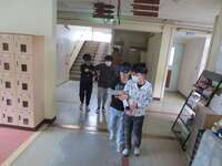 廊下を歩きました