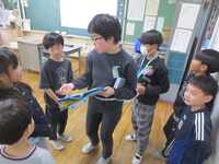 リーダーを中心に話し合っています