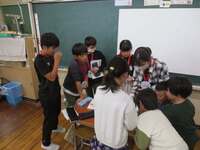 リーダーを中心に話し合っています