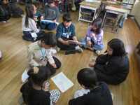 リーダーを中心に話し合っています