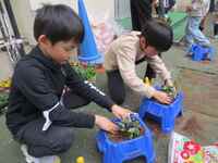 やさしく土をかけてあげました