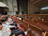 他の学校の演奏を聞いています