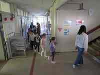 優しく案内する6年生