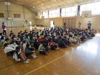 水出さんのお話を興味をもって聞いています