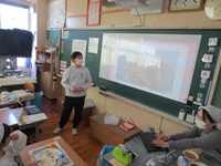 告知をする給食員さん(1年1組にて)