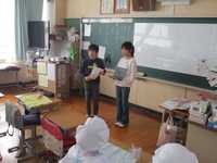 告知をする給食員さん(4年4組にて)