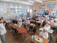 おいしいきゅうしょくいただきます!(2年2組)