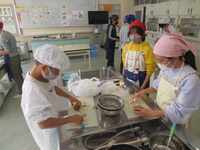 じゃがいもの皮をむきます