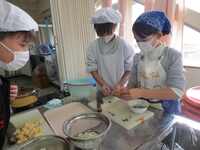 にぼしのはらわたをとっています