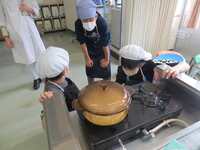 ご飯の火加減を見ています